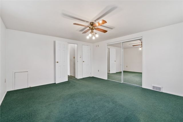 5215 Woodland Dr, West Mifflin, PA 15122