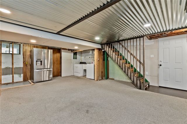 5215 Woodland Dr, West Mifflin, PA 15122