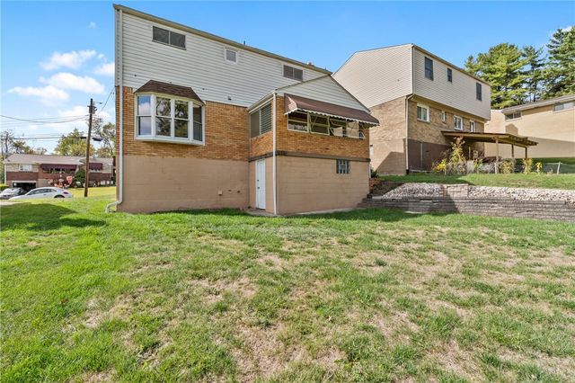 5215 Woodland Dr, West Mifflin, PA 15122