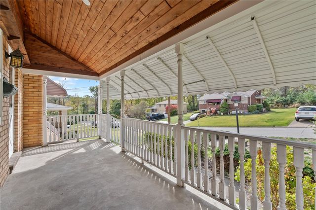 5215 Woodland Dr, West Mifflin, PA 15122