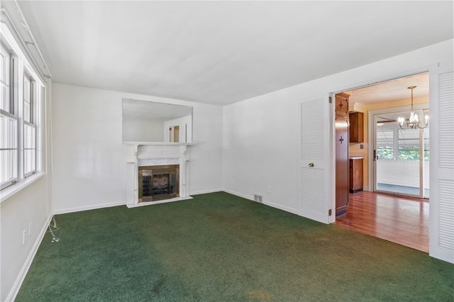 5215 Woodland Dr, West Mifflin, PA 15122