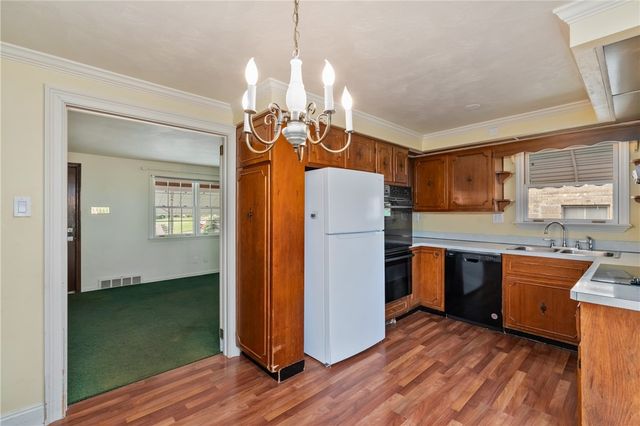 5215 Woodland Dr, West Mifflin, PA 15122