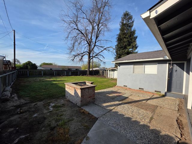 1423 W Wren Avenue, Visalia, CA 93291