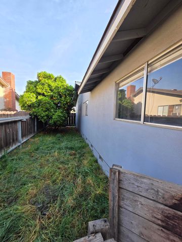 1423 W Wren Avenue, Visalia, CA 93291