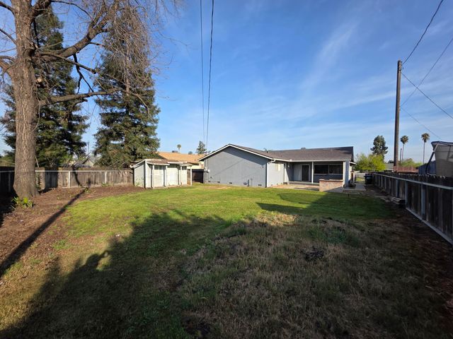 1423 W Wren Avenue, Visalia, CA 93291
