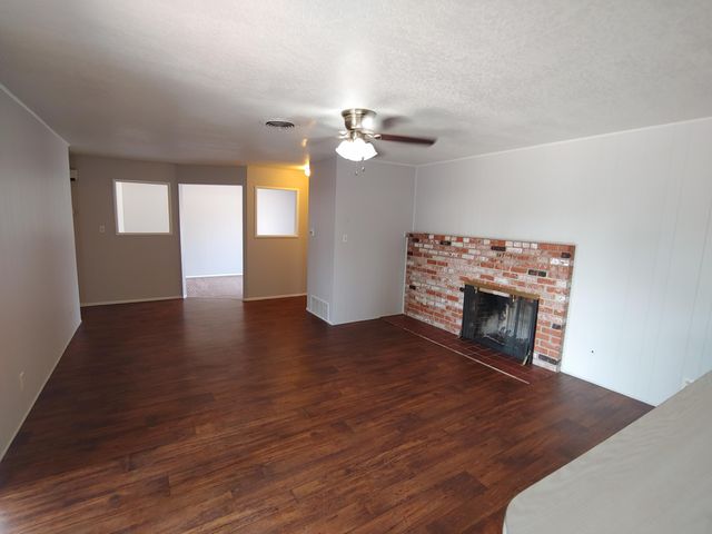 1423 W Wren Avenue, Visalia, CA 93291