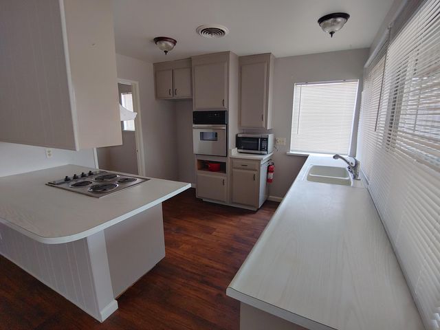 1423 W Wren Avenue, Visalia, CA 93291