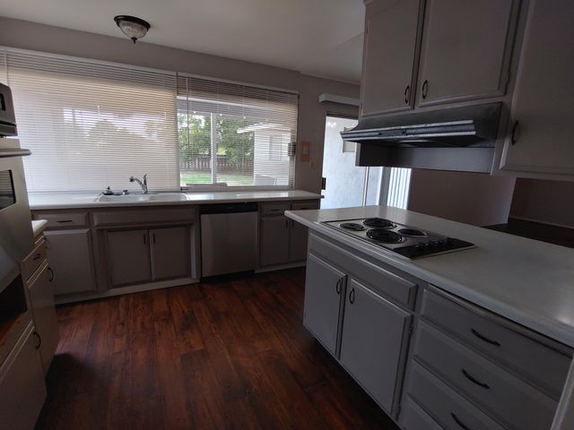 1423 W Wren Avenue, Visalia, CA 93291