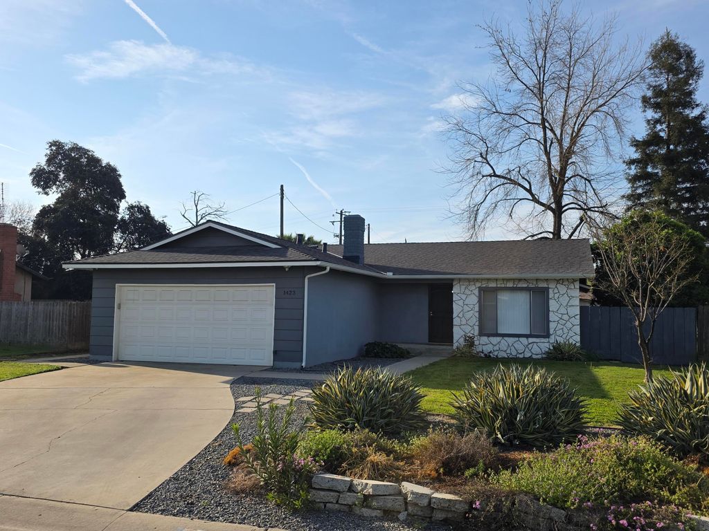 1423 W Wren Avenue, Visalia, CA 93291