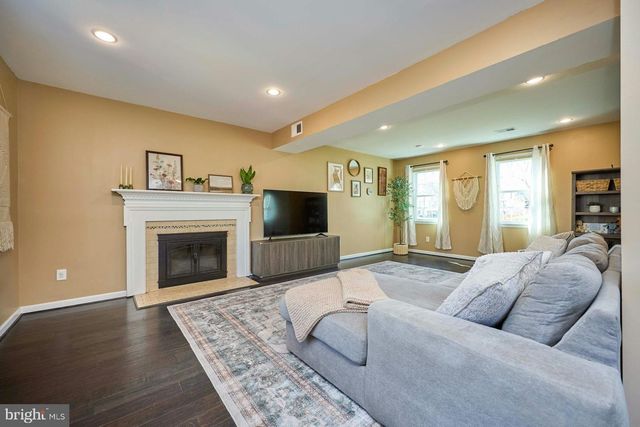 12827 FANTASIA DR, Herndon, VA 20170