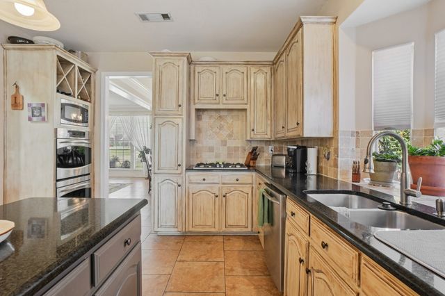 1825 Sandalwood Lane, Grapevine, TX 76051