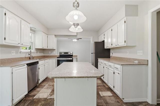 201 N Poplar Drive, Gardner, KS 66030