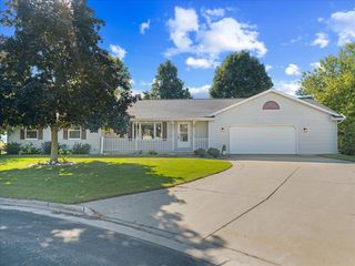 811 WOODLAWN COURT, Luxemburg, WI 54217