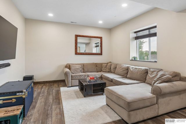 10218 Superior Drive, Papillion, NE 68046