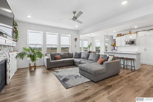 10218 Superior Drive, Papillion, NE 68046