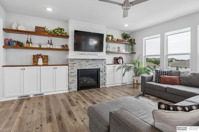 10218 Superior Drive, Papillion, NE 68046