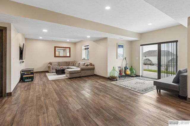 10218 Superior Drive, Papillion, NE 68046