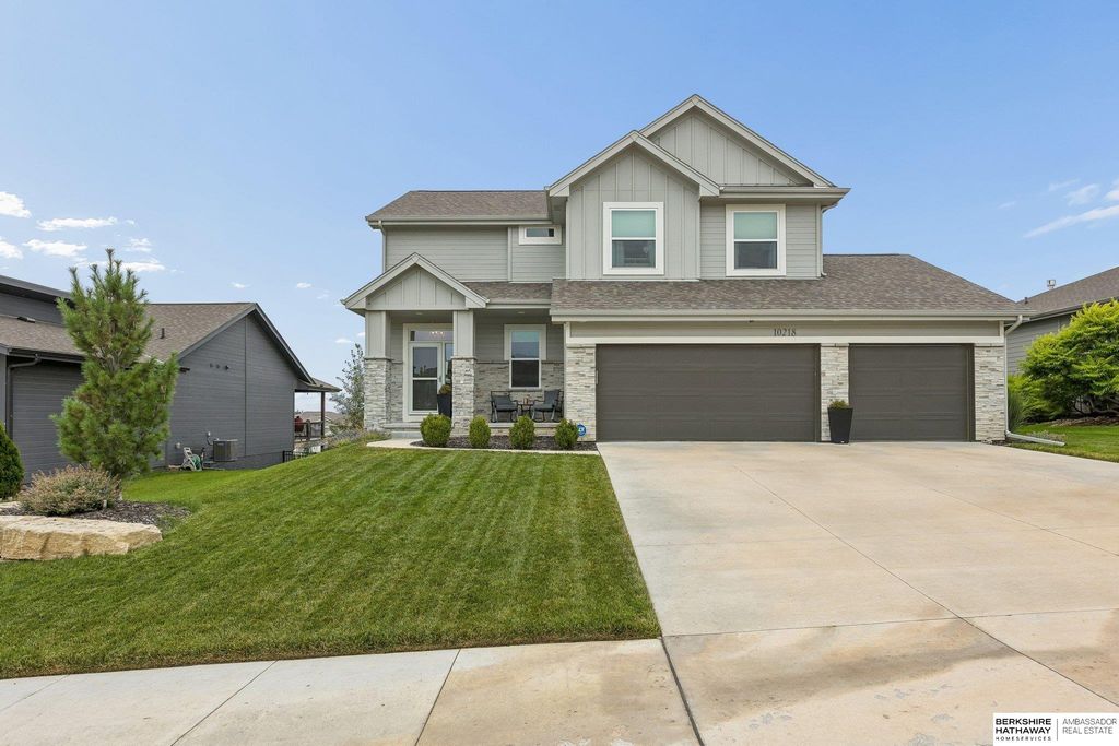 10218 Superior Drive, Papillion, NE 68046