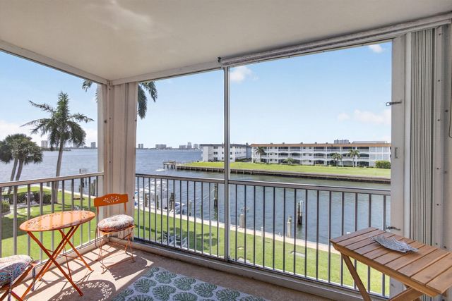 100 Paradise Harbour Boulevard 307, North Palm Beach, FL 33408