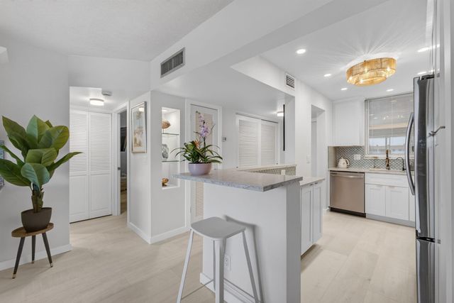 100 Paradise Harbour Boulevard 307, North Palm Beach, FL 33408