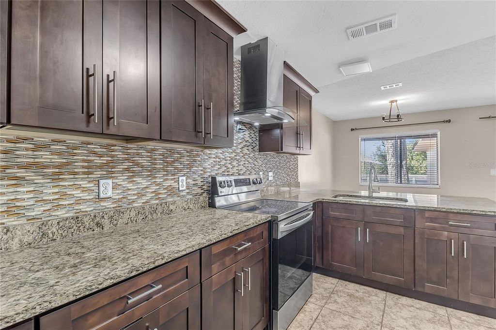 Image 12 of property listing at 7316 RADIANT CIRCLE, Orlando, FL 32810