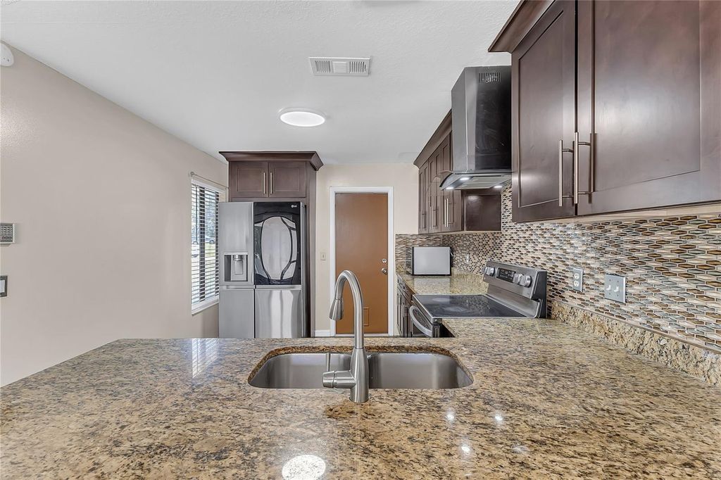 Image 9 of property listing at 7316 RADIANT CIRCLE, Orlando, FL 32810