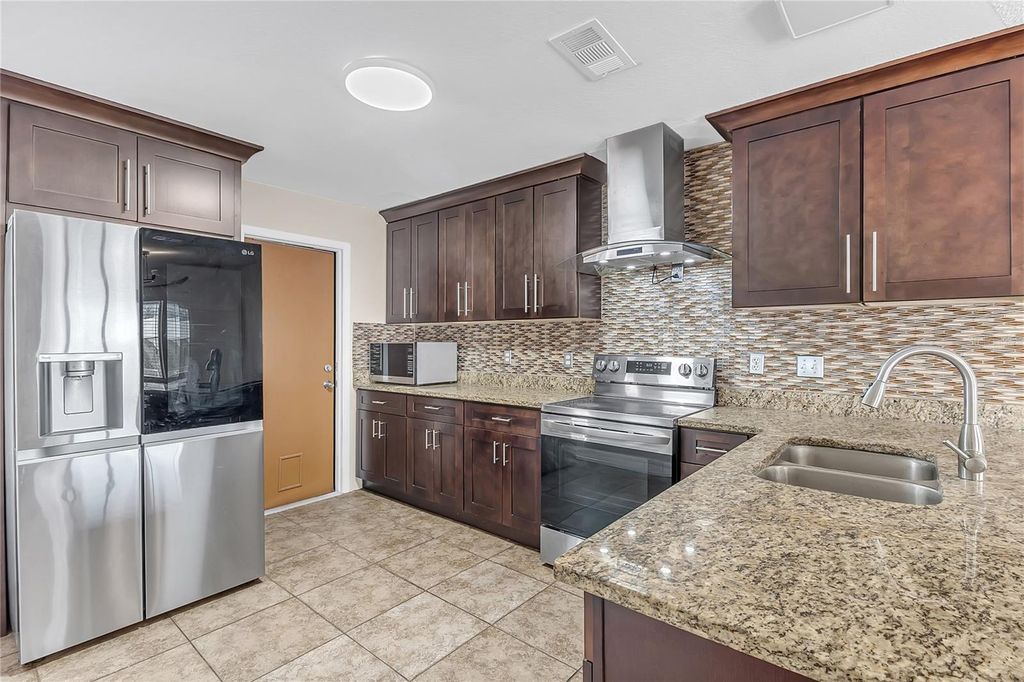 Image 10 of property listing at 7316 RADIANT CIRCLE, Orlando, FL 32810