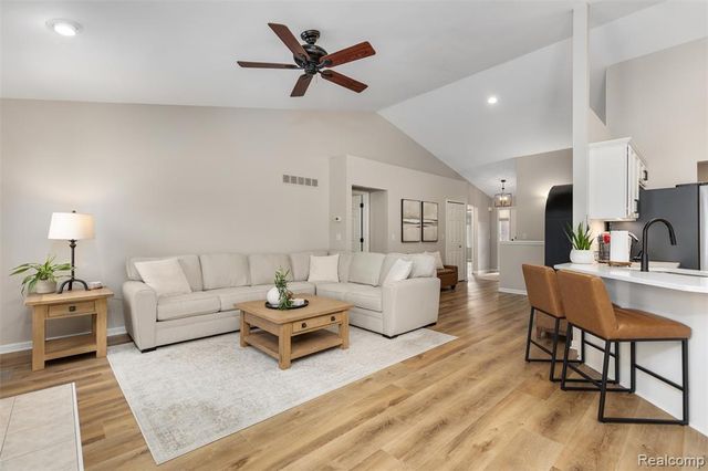 26167 Captains Landing, New Baltimore, MI 48051