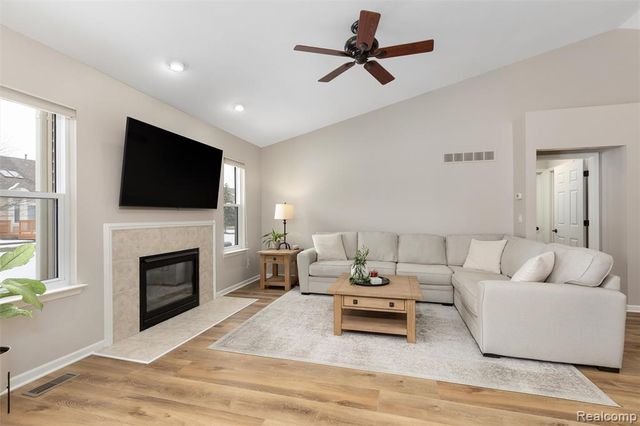 26167 Captains Landing, New Baltimore, MI 48051