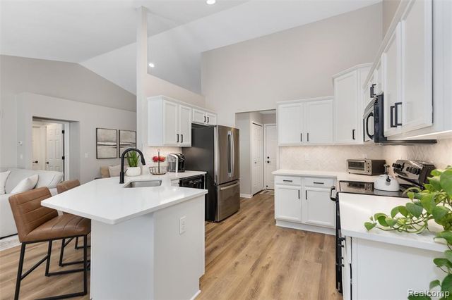 26167 Captains Landing, New Baltimore, MI 48051