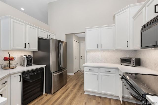 26167 Captains Landing, New Baltimore, MI 48051