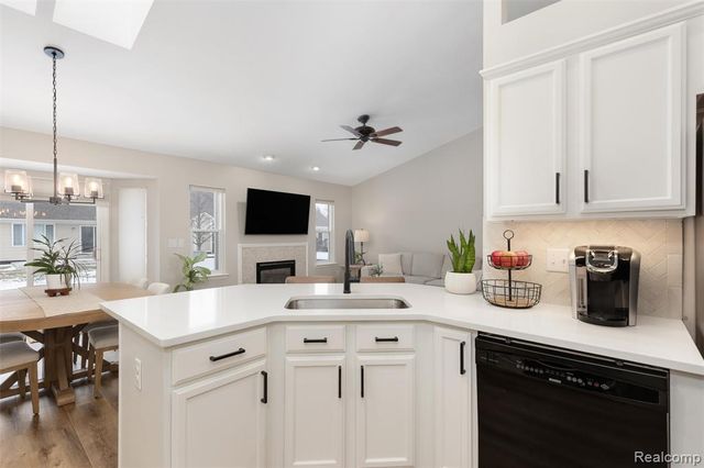 26167 Captains Landing, New Baltimore, MI 48051