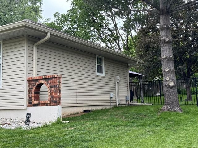 521 NW Chateau Drive, Blue Springs, MO 64014