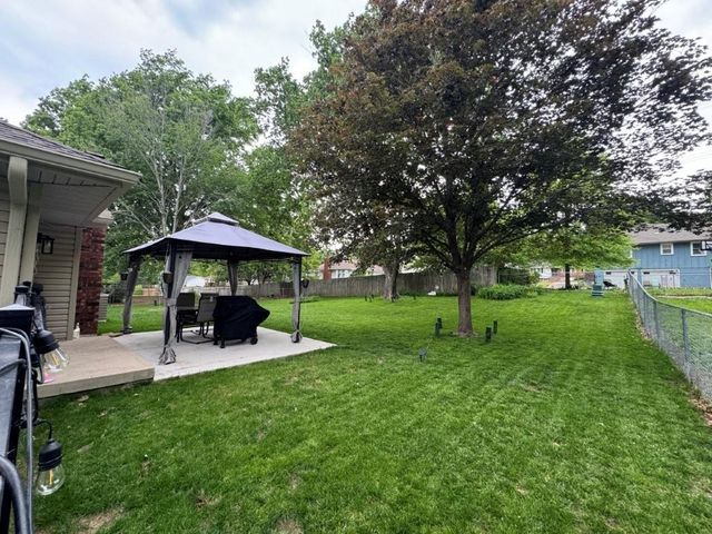 521 NW Chateau Drive, Blue Springs, MO 64014