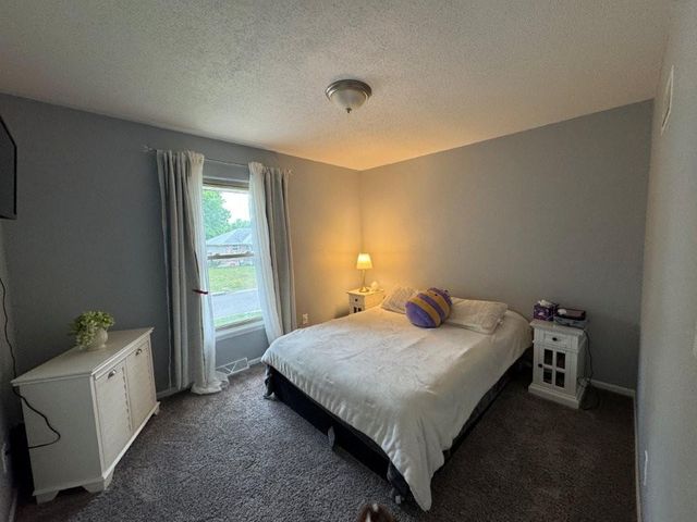 521 NW Chateau Drive, Blue Springs, MO 64014