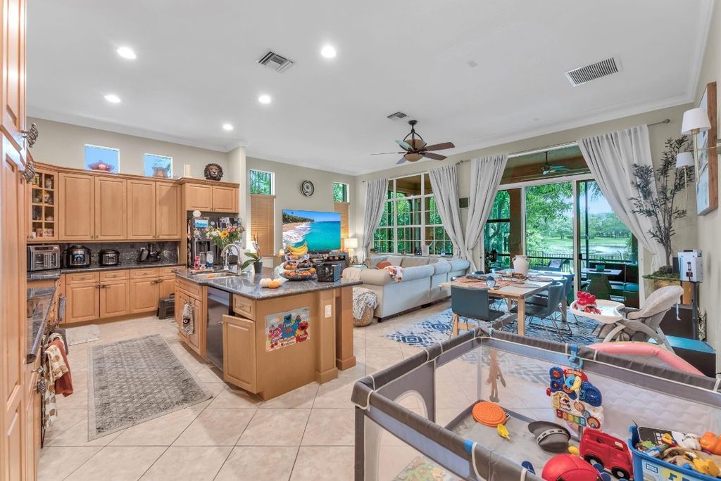 Image 4 of property listing at 8264 NW 107th Terrace, Parkland, FL 33076