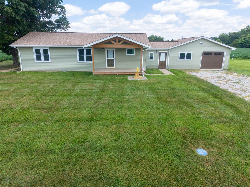 Image 1 of property listing at 122 E Lincoln, Dix, IL 62830