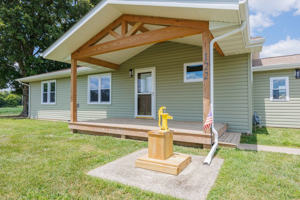 Image 2 of property listing at 122 E Lincoln, Dix, IL 62830