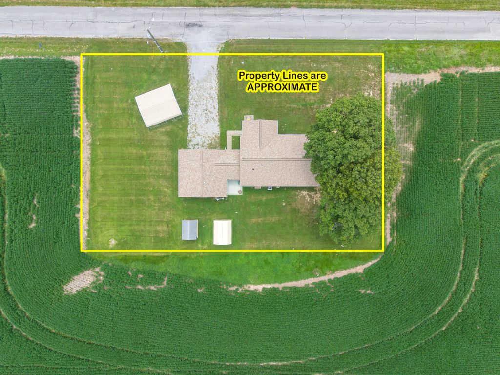Image 3 of property listing at 122 E Lincoln, Dix, IL 62830