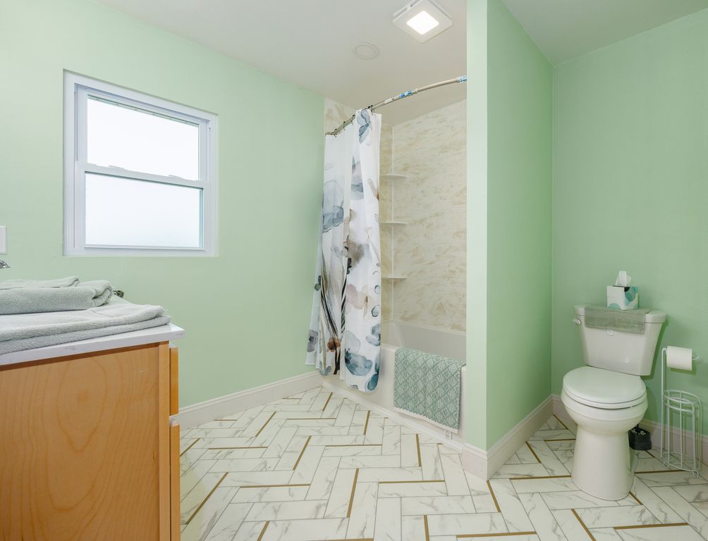 Image 21 of property listing at 122 E Lincoln, Dix, IL 62830