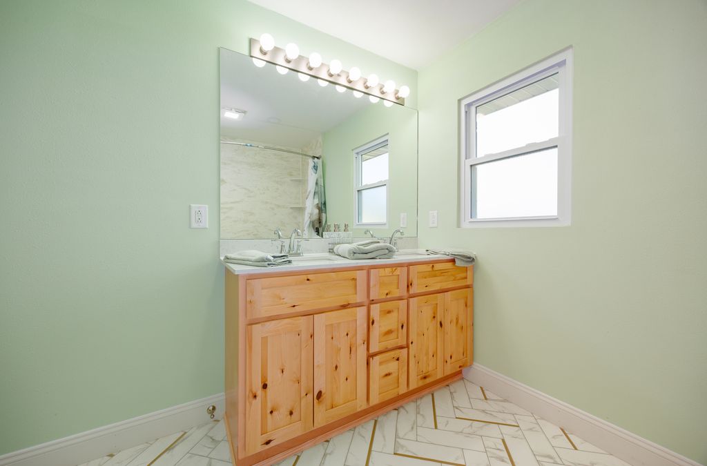 Image 22 of property listing at 122 E Lincoln, Dix, IL 62830