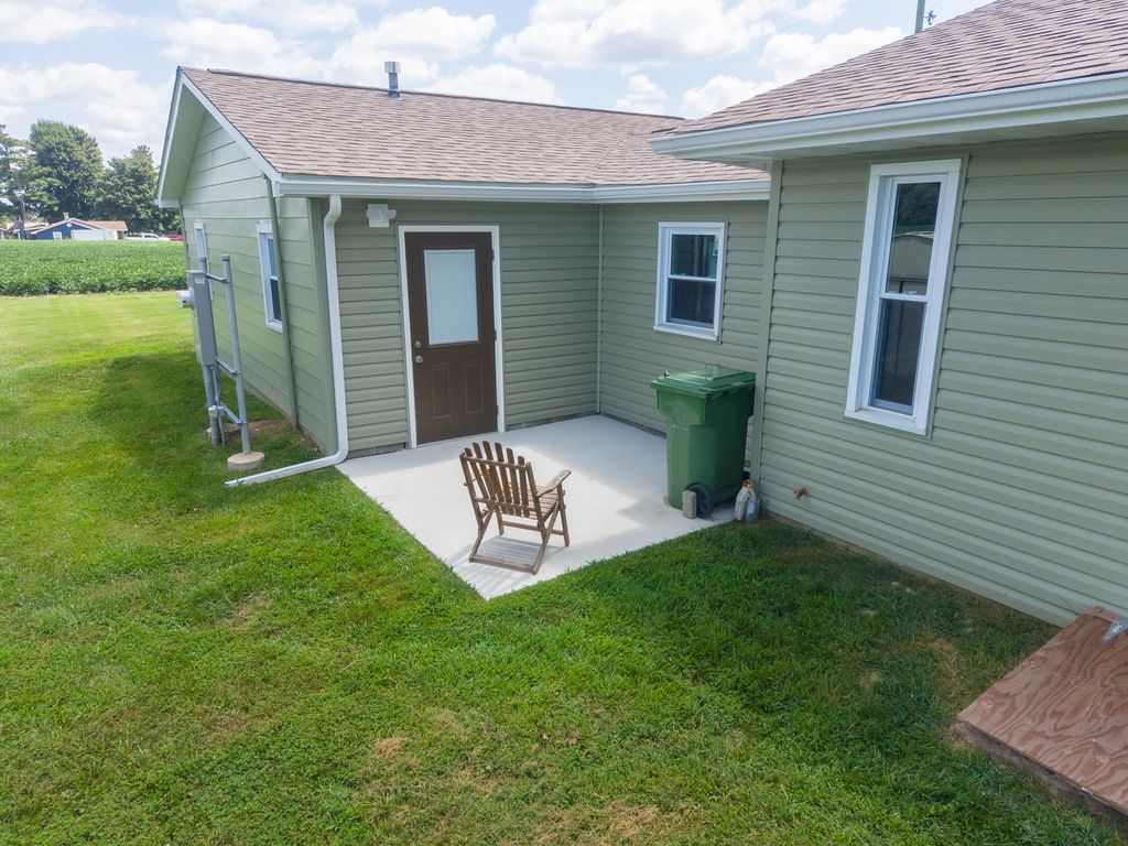 Image 27 of property listing at 122 E Lincoln, Dix, IL 62830