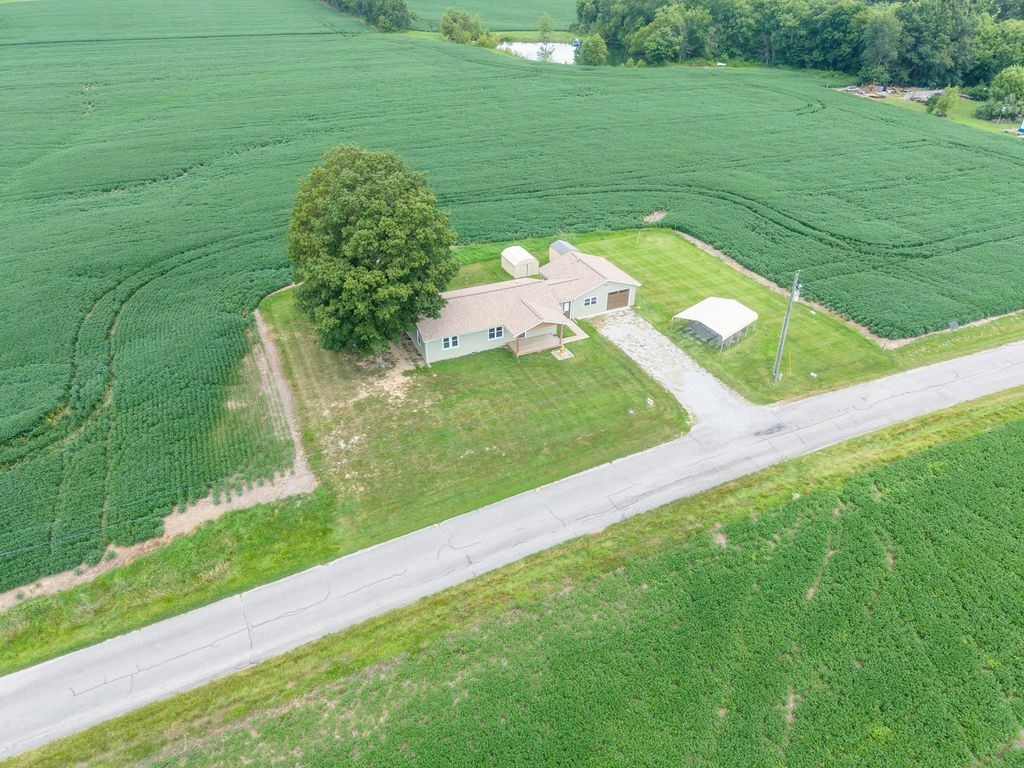 Image 29 of property listing at 122 E Lincoln, Dix, IL 62830
