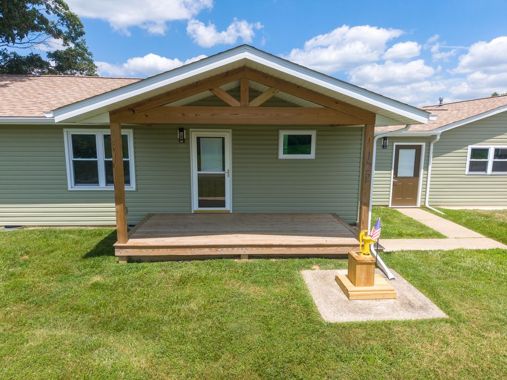 Image 4 of property listing at 122 E Lincoln, Dix, IL 62830