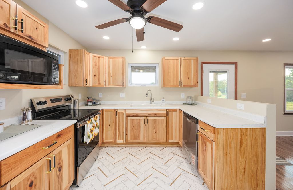 Image 7 of property listing at 122 E Lincoln, Dix, IL 62830