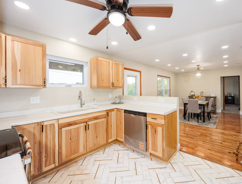 Image 8 of property listing at 122 E Lincoln, Dix, IL 62830