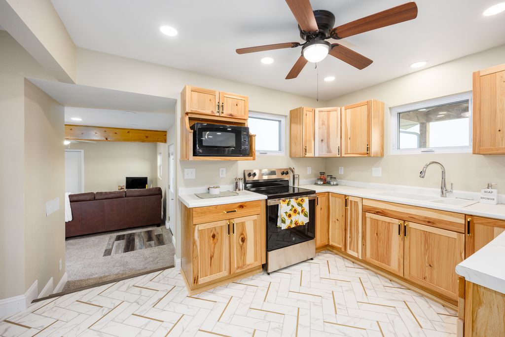 Image 10 of property listing at 122 E Lincoln, Dix, IL 62830