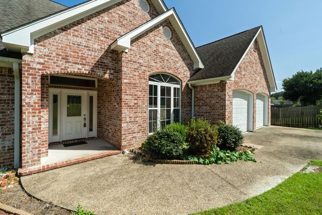 66 W Shore Dr., Hattiesburg, MS 39402