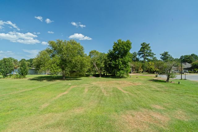 66 W Shore Dr., Hattiesburg, MS 39402