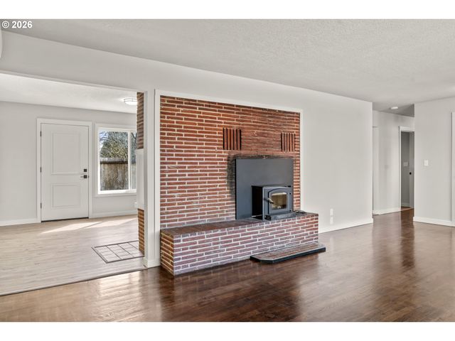 515 MAY St, Molalla, OR 97038